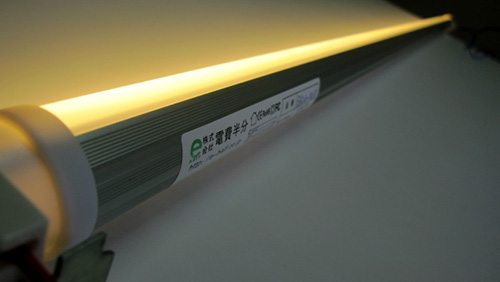 LED蛍光灯、黄色タイプも販売しています