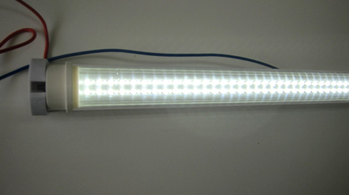 プラグをコンセントに差し込めばとても明るいLED蛍光灯が簡単に使用できます